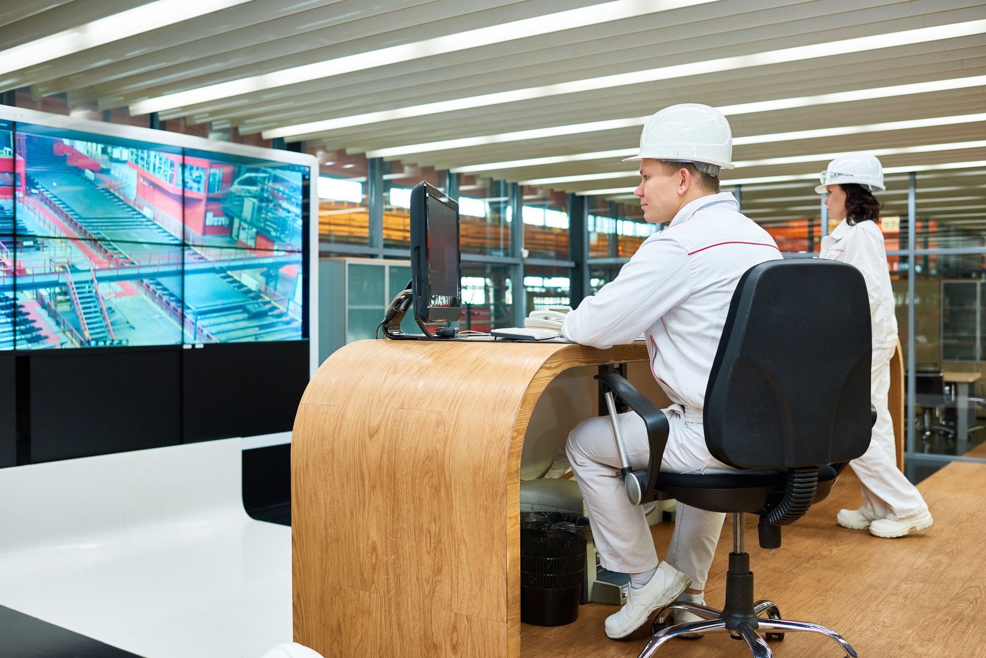 Tecnici di montaggio che controllano il lavoro delle macchine